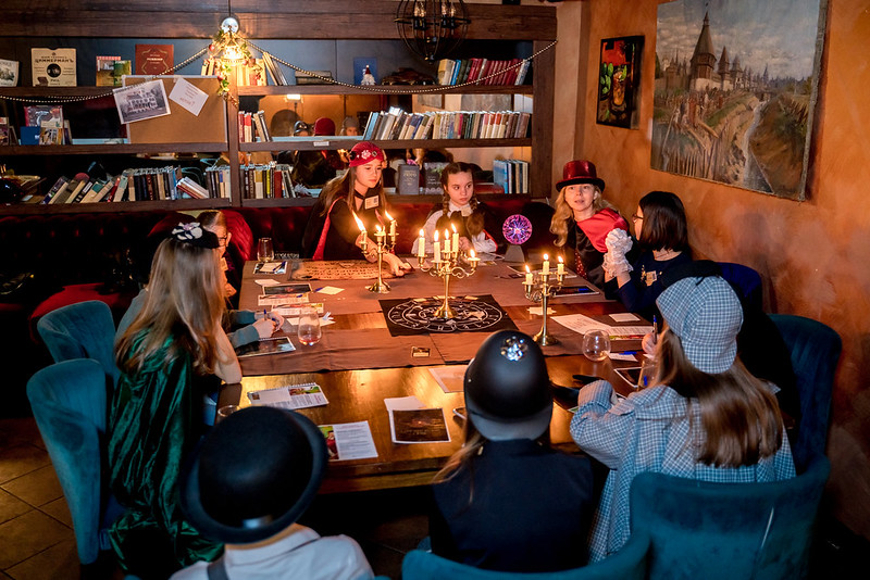 Дети разгадывают загадки в семейном квесте Хэллоуина в Благовещенске