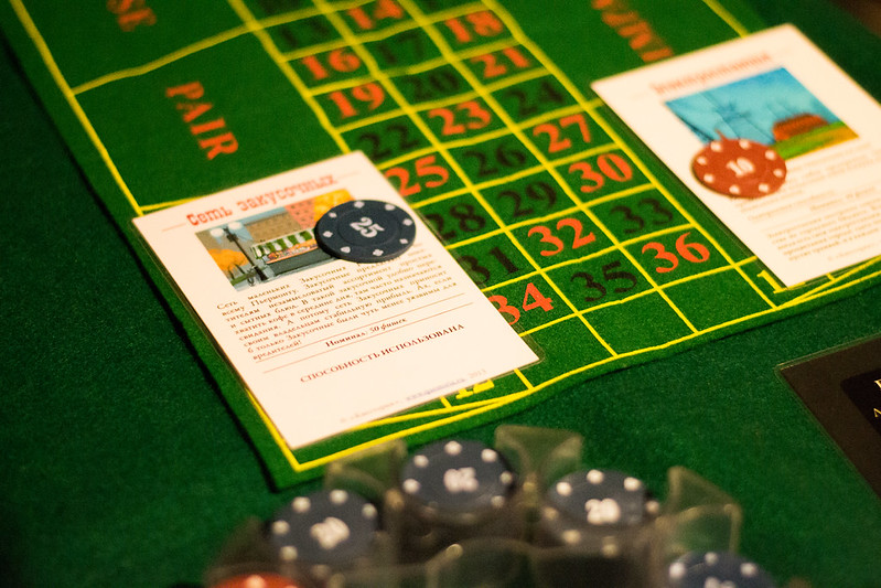 Ведущий развлекает гостей на корпоративе в Благовещенске