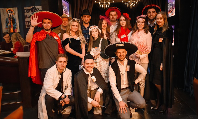 Корпоратив на Новый год в Благовещенске — празднично украшенный банкетный зал